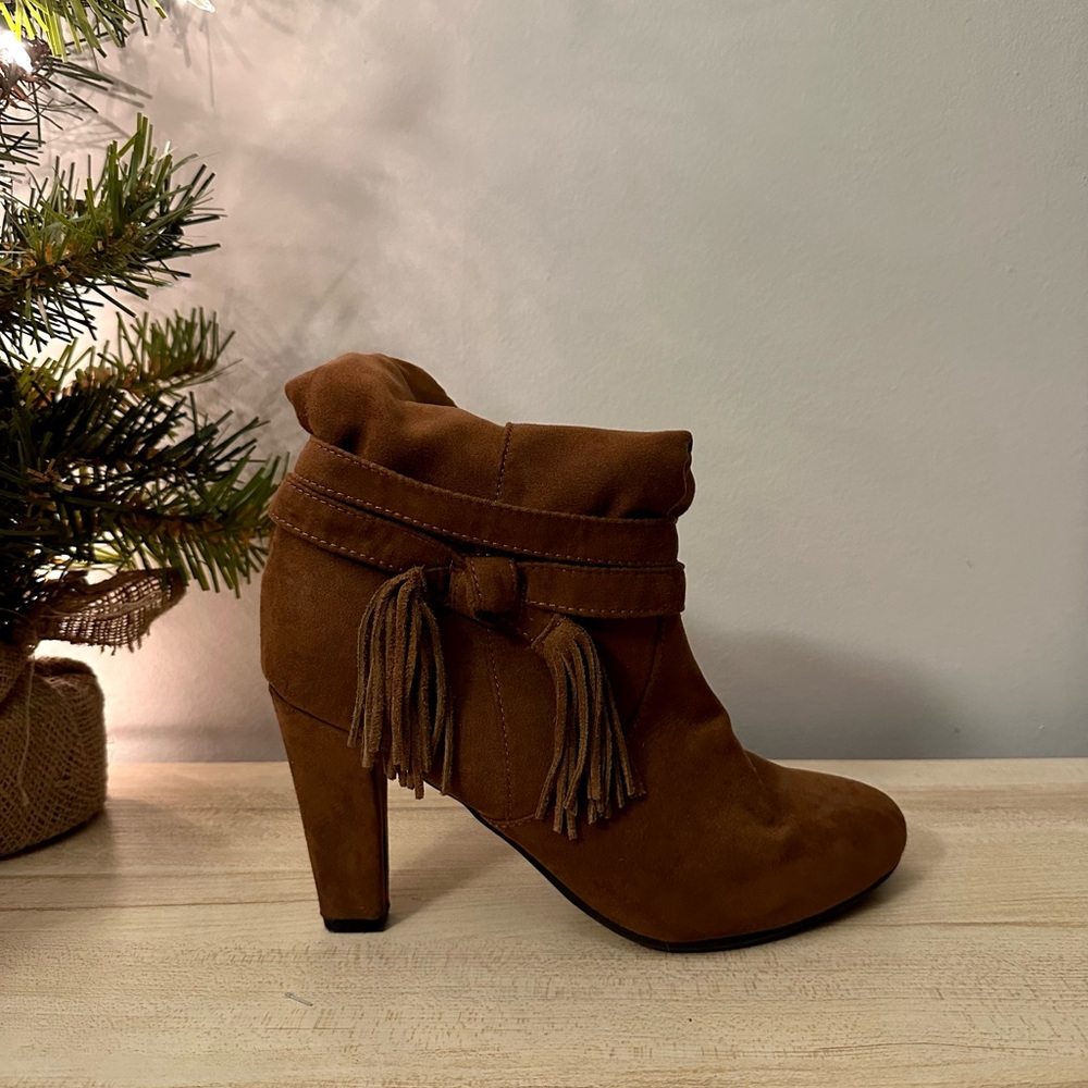 Express Women’s suede healed boots